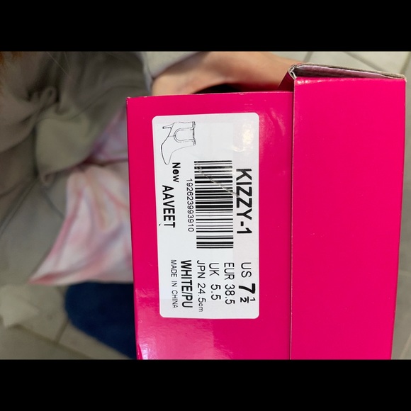 Woman’s white leather boots with heel - Picture 2 of 3